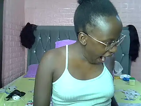 Happybree_ élő XXX-chatje