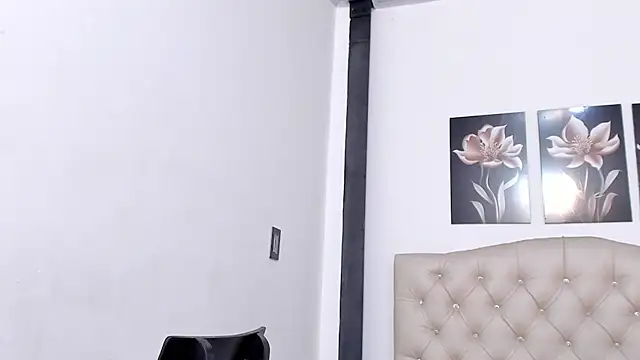pinky_f00x's Live XXX Chat
