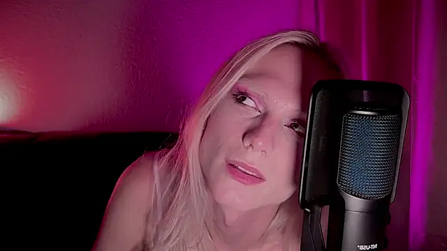 sindLyn Live XXX chat