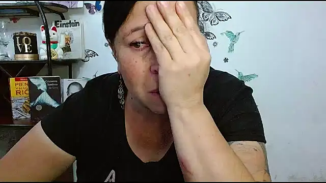 LauraMallioni's Live Chat Room