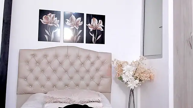 pinky_f00x's Live XXX Chat