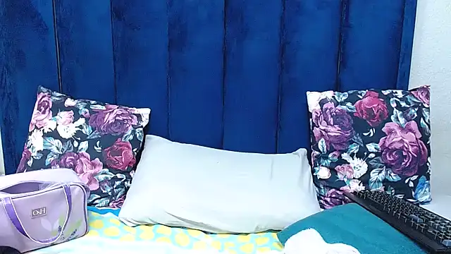 HotSmallTits' Live XXX Chat