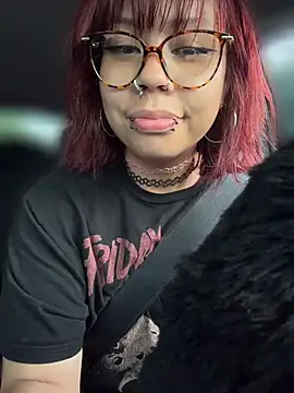 צ'אט XXX בשידור חי של moan4mona