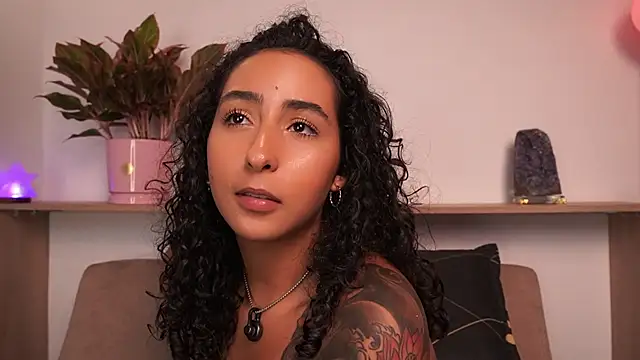 agatha_collins_ XXX чат на живо