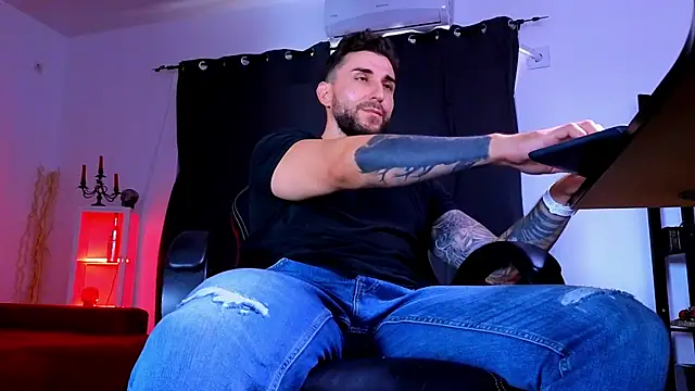 MightyAaron66 Live XXX-Chat