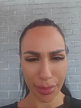 KatiaDivine Adlı Modelin Canlı XXX Sohbeti