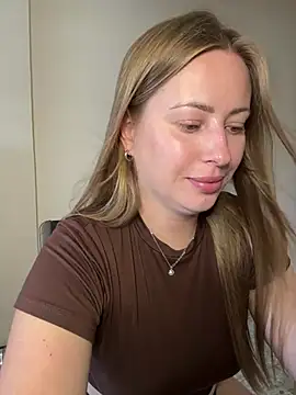 AlisaWhite Adlı Modelin Canlı XXX Sohbeti