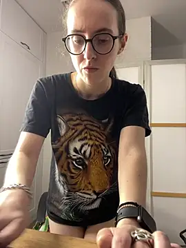 צ'אט XXX בשידור חי של MartiniiSelenna