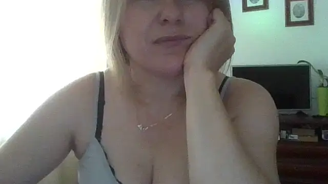 ElenaLove888's Live XXX Chat