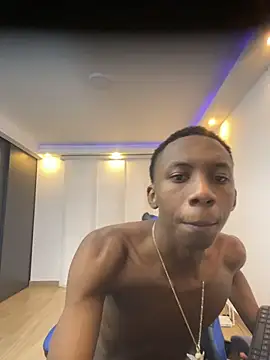 milo018 Show in webcam