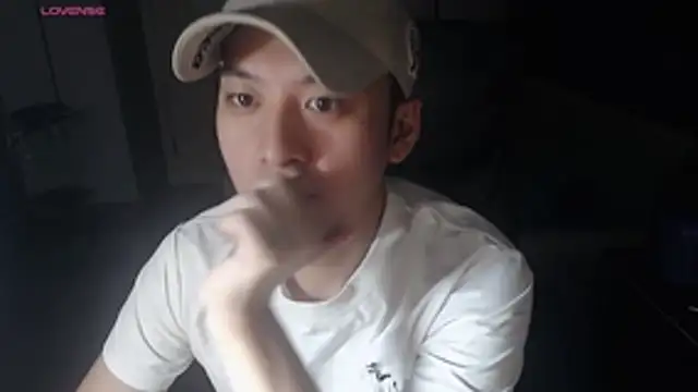 yichen008's Live XXX Chat