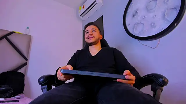 mike_257 Adlı Modelin Canlı XXX Sohbeti