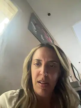 הופעת וובקאם של mellybearzzz