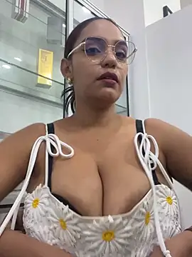 Sara-77 Adlı Modelin Canlı XXX Sohbeti