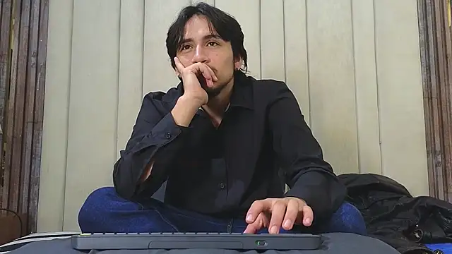 LatinShortt live XXX chat