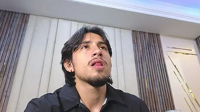 LatinShortt: απευθείας συνομιλία ΧΧΧ