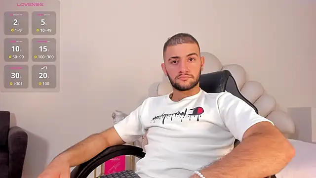 MaximusClark Live XXX Chat