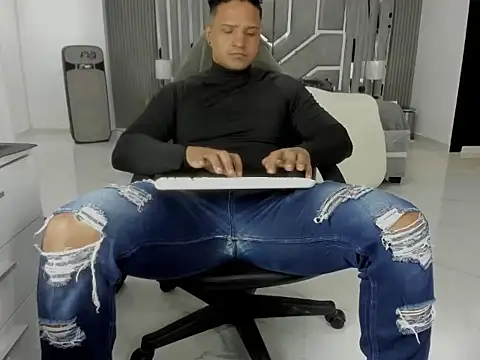 צ'אט XXX בשידור חי של master_leather