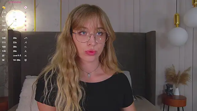 LoraineLuff's Live XXX Chat