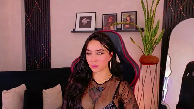 EmmyEvans1 Adlı Modelin Canlı XXX Sohbeti