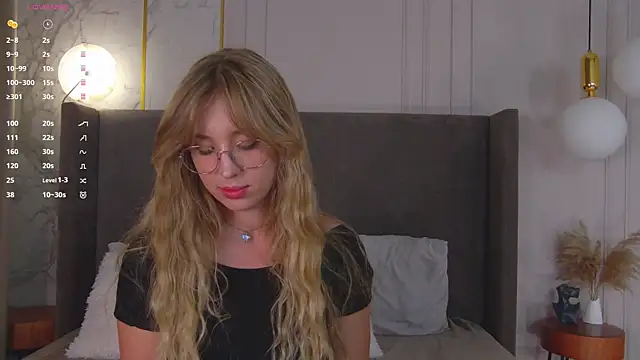 LoraineLuff's Live XXX Chat