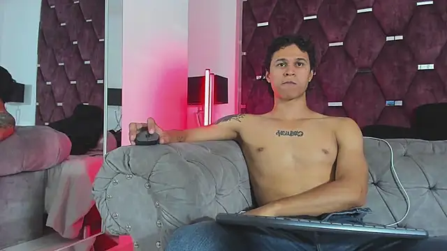 TonyBenedetti Adlı Modelin Canlı XXX Sohbeti