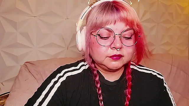 Satyn_doll élő XXX-chatje