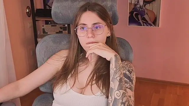 _AnnaStark_ Adlı Modelin Canlı XXX Sohbeti