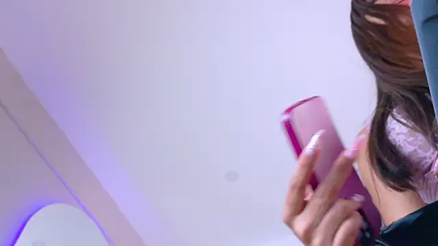 Chatroom XXX en direct de HelenaFoumier