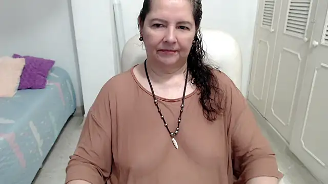 leonela_69's Live XXX Chat