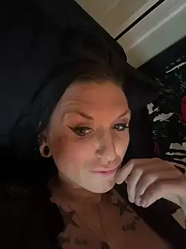 Chat +18 de Plasticdollx ao vivo