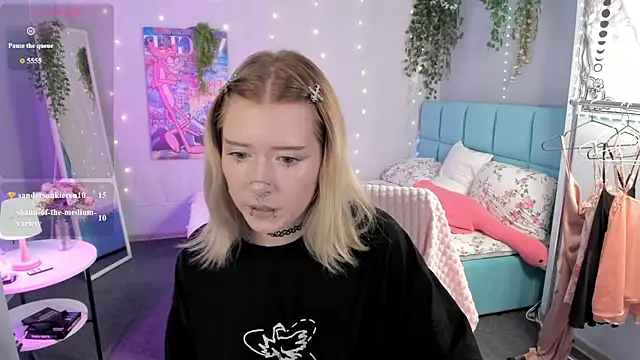 Elira_Vane élő XXX-chatje