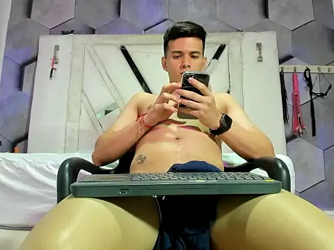 GoldenBoyM Live XXX-Chat