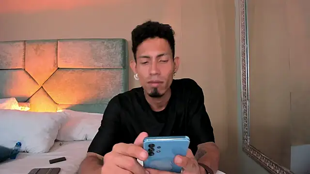 NoaahTylor's Live XXX Chat