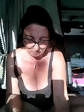 Milfa_nimfomana Adlı Modelin Canlı XXX Sohbeti