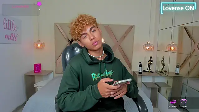 Pokazy przed kamerką – Anyelo_Twink