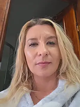 Chat +18 de KaylinJan ao vivo