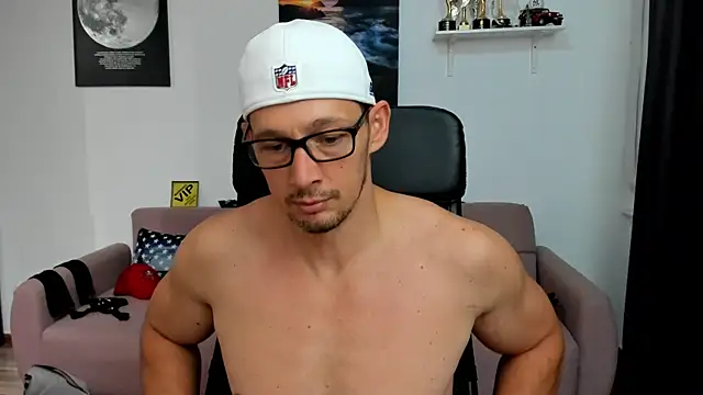 צ'אט XXX בשידור חי של BrutusK08