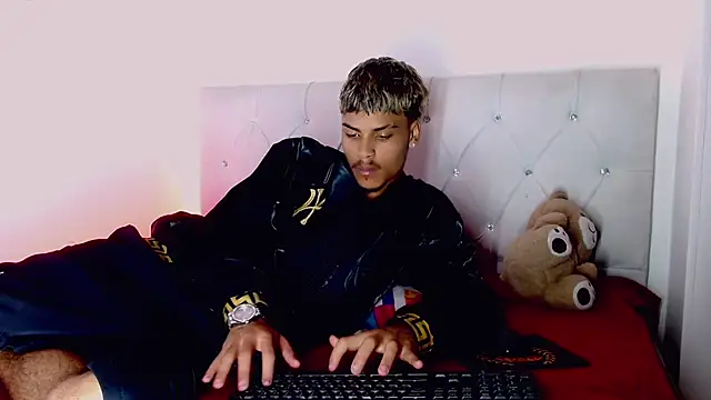 Angel_foxc13 élő XXX-chatje