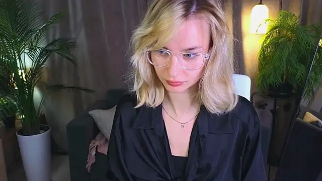 NoraMoreau's Live XXX Chat