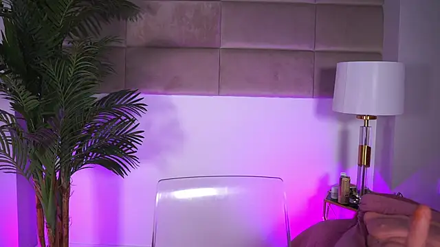 SnowyElsaa's Live XXX Chat