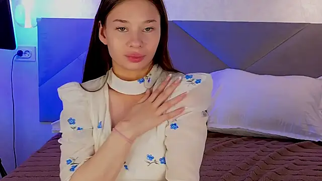 HoneyJuliet live XXX chat