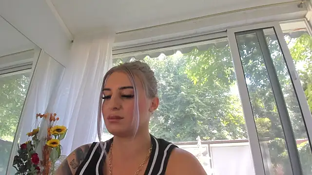 Ella_Vee Adlı Modelin Canlı XXX Sohbeti