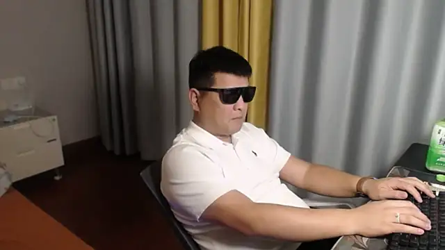 zhang1118 即時 XXX 聊天