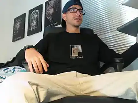 Kratoswolf live XXX chat
