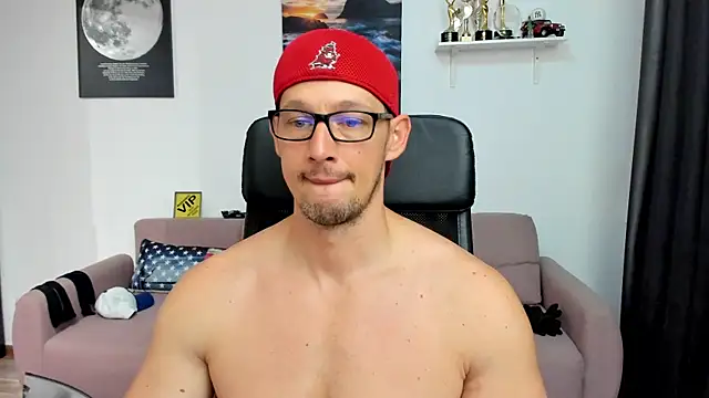 BrutusK08's Live XXX Chat
