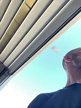צ'אט XXX בשידור חי של Adoro99