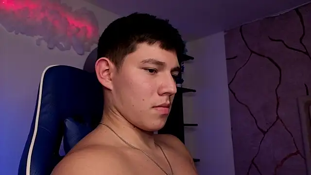 JamesCr_ Adlı Modelin Canlı XXX Sohbeti