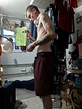 jizzyglizzy92 élő XXX-chatje