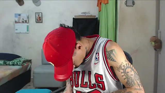 XXX chat uživo modela emiliano_hottt